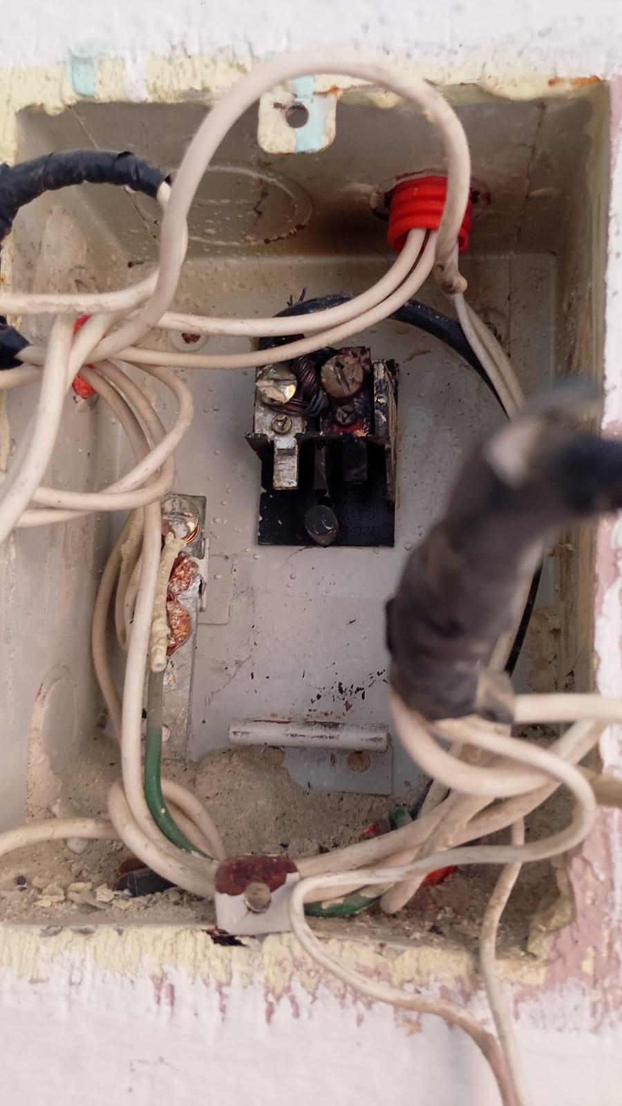 Reparación de caja de conexiones y cableado eléctrico