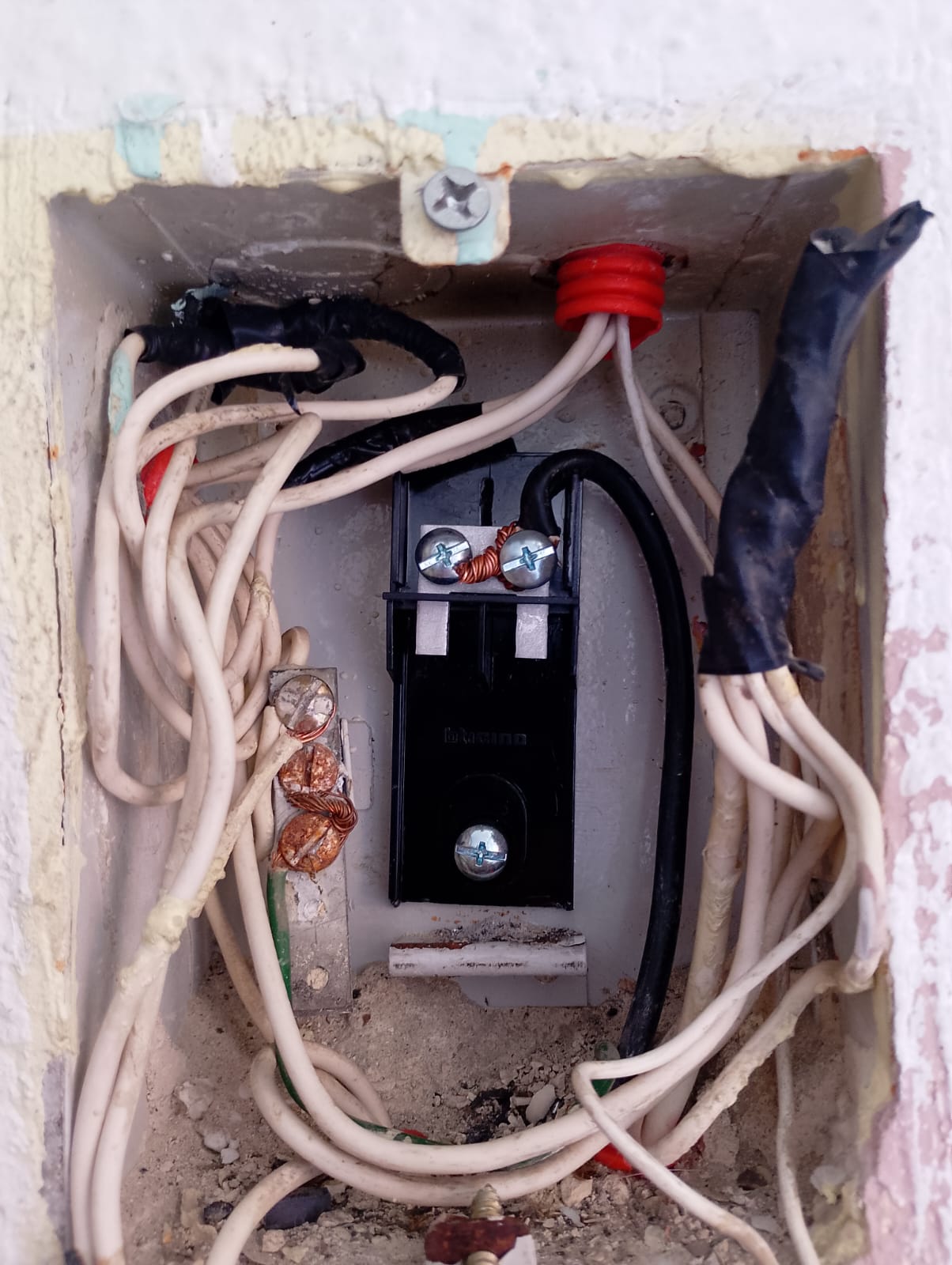 Instalación de conducto eléctrico exterior con acometida